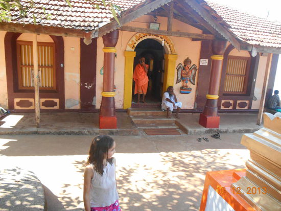 Ein kleiner Tempel in der Nähe des Dorfes