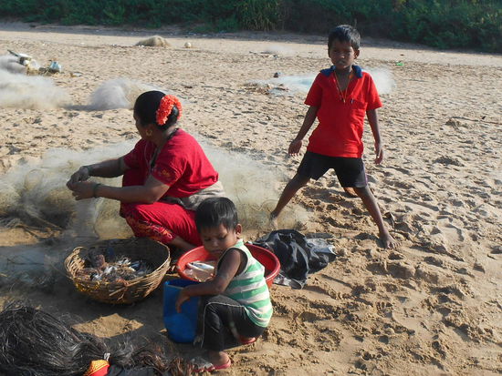 Fisch- und Krabbenverkauf am Strand direkt vom Fischerboot aus