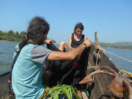 Auf dem Weg zur Fähre haben wir doch noch ein Boot gefunden .