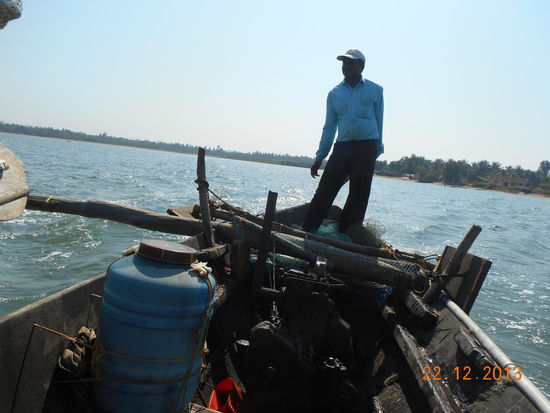 Er war unser Held - für 100,- Rs setzte er uns über den Fluss.