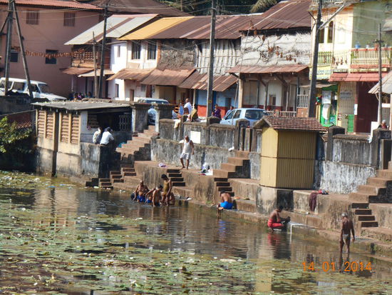 Heilige Waschung in Gokarna - viele Pilger kamen hierher, um ein Festival (Vishnus Reinkarnation als Kuh) zu feiern.