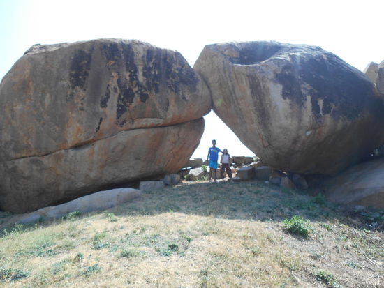 Riesengrosse Felsbrocken so weit das Auge reicht