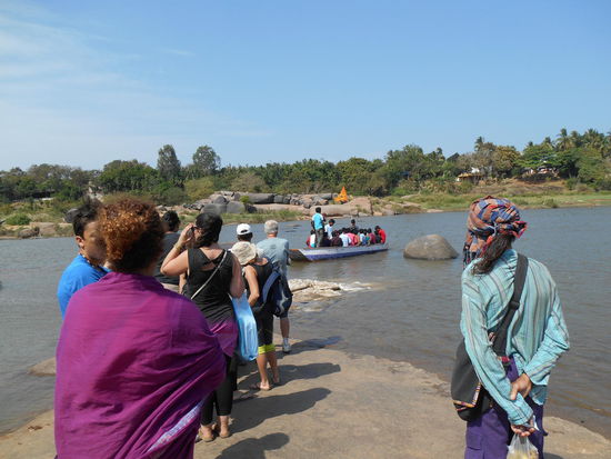 Dieses Boot bringt uns auf die andere Flussseite.