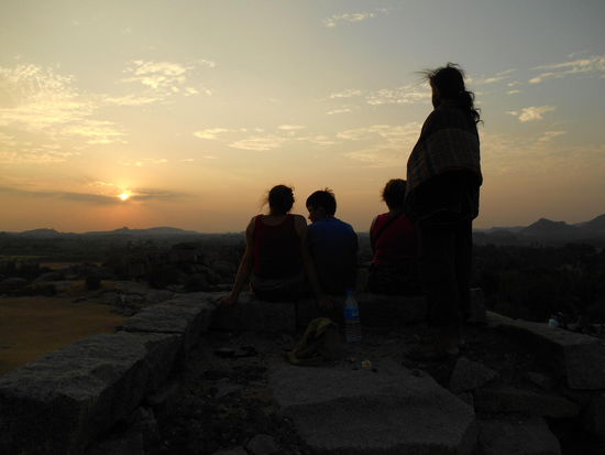 Sonnenuntergang auf dem Felsenhügel war sooooooooooo schön .