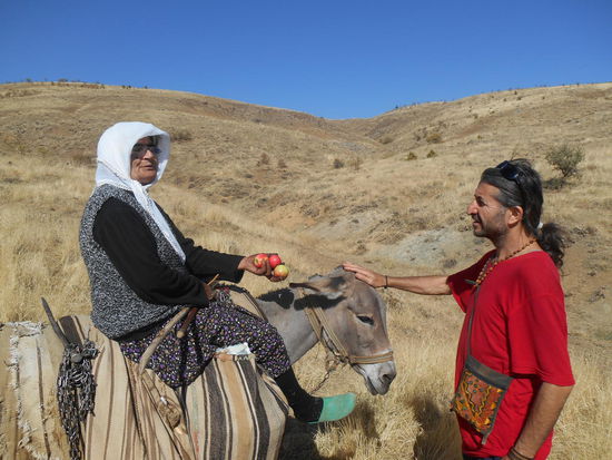 Eine Frau aus dem Dorf schenkt uns Äpfel.