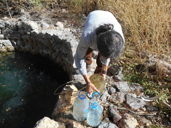 Aus diesem Brunnen holen wir das Wasser für die jungen Bäume