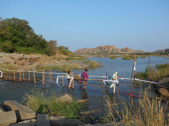 Die kleine Brücke führt zu einem der vielen Tempel.
