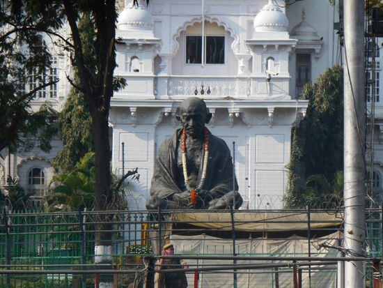 Eine beeindruckende Gandhistatue auf dem Weg zum Hussein Sagar