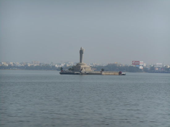 Der Hussein Sagar - in der Mitte eine riesige Buddha-Statue