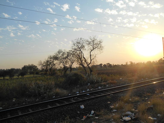Sonnenuntergang am Bahngleis - Der Müll ist auch hier nicht zu übersehen.