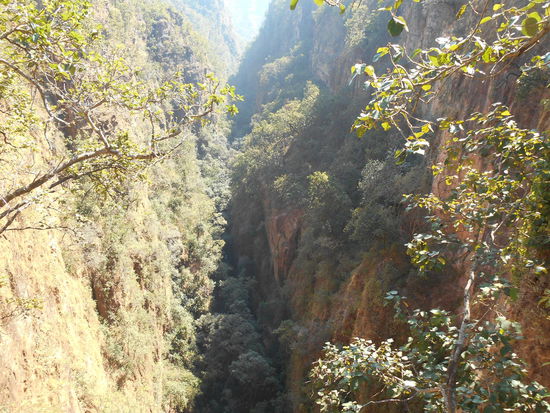 Tiefe Schluchten überall (hier Handi Kho)