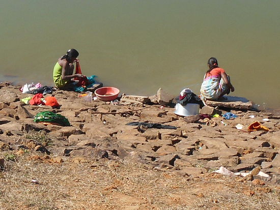 Wäschewaschen im See