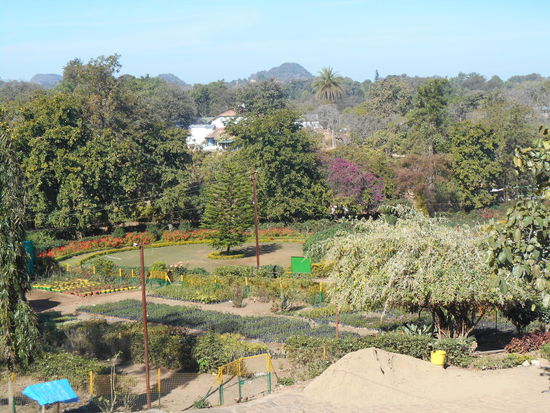 Der Garten vor den Pandav-Höhlen