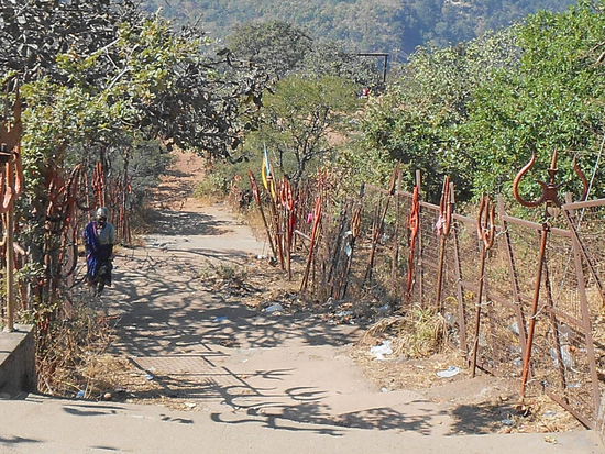 Auch die Wege sind mit Dreizacken gespickt.