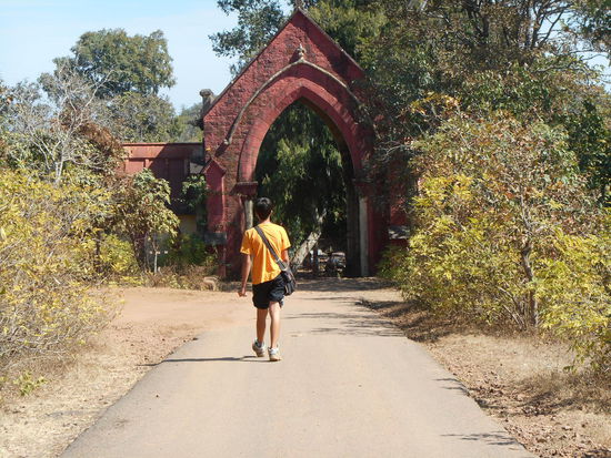 Eingang zu einem christlichen Friedhof - hier liegen nur Engländer begraben