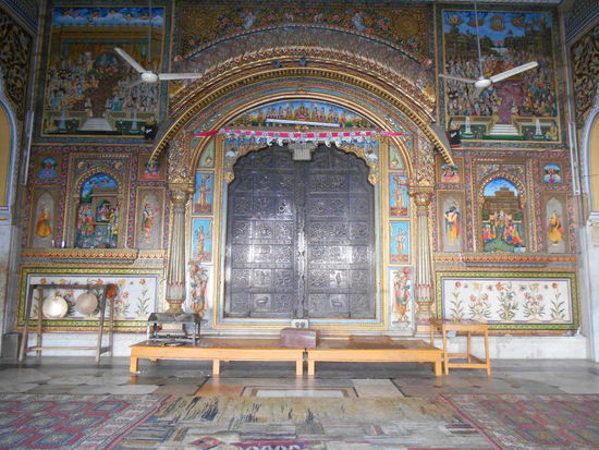 Ein Tempel inmitten des Altstadtgewimmels ...