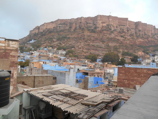 Blick vom Dachrestaurant des Heaven Guest House - im hintergrund das Fort Mehrangarh