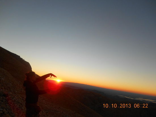 Die Sonne erhebt sich aus dem fliessenden Gold