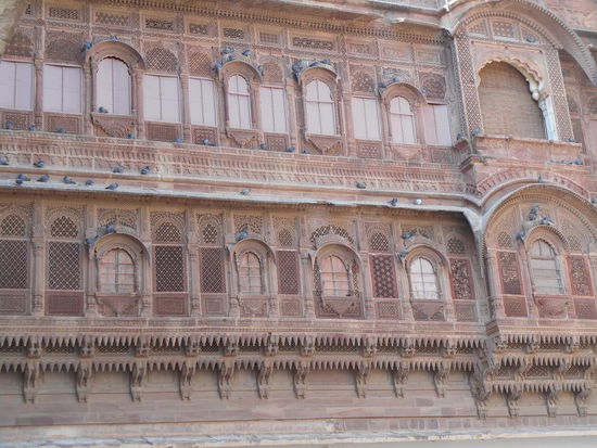 Alle Verzierungen des Palastes sind Holzschnitzarbeiten .