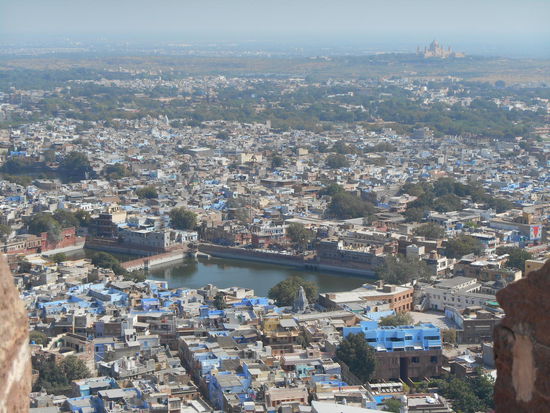 Blick aufs Häusermeer - im Hintergrund sieht man den Umaid Bhawan Palast