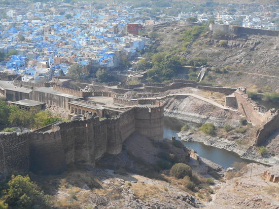 Blick auf ein Stück der 10 km langen Fortmauer