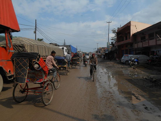 Weg zum Grenzübergang nach Nepal -  Riksha ??