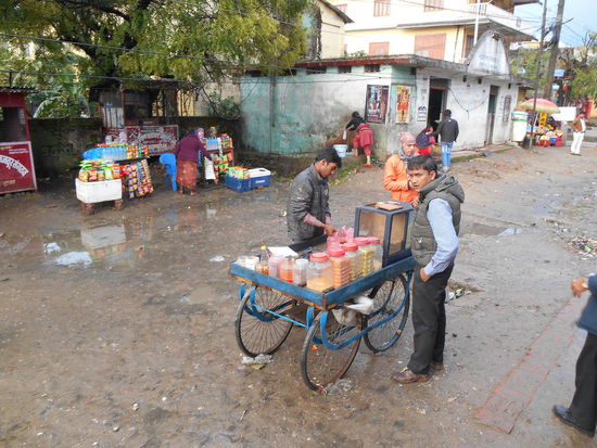 Die Strassen wirken viel sauberer als in Indien (zumindest als in Gorakhpur).