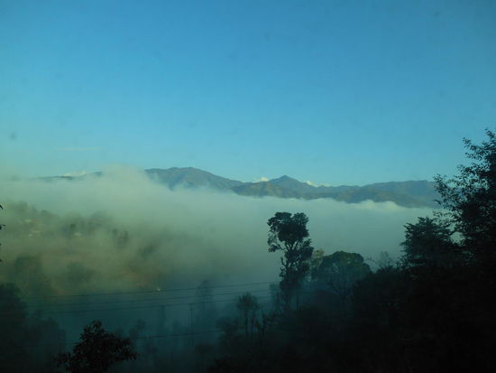 Wir verlassen die Wolke - ganz hinten sieht man Schneespitzen.