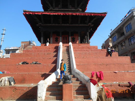 Und wieder ein Tempel - schlafende Menschen, Wäsche, Treffpunkt für Jugendliche, etc.