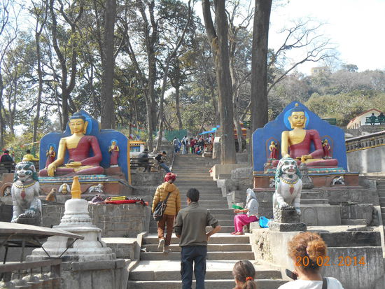 Bänke, Statuen und Stufen laden immer wieder zum Verschnaufen ein.