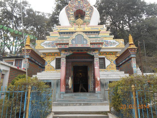Kleiner Tempel mit Riesengebetsrolle in der Mitte