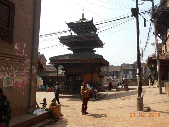 Kleiner Platz mit kleinem Tempel