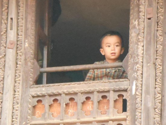 Auch normale Wohnhäuser sind mit Holzverzierungen geschmückt.