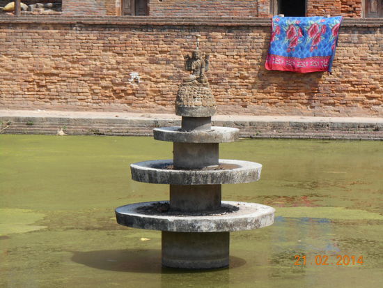 Eines von vielen Wasserbecken in der Stadt - leider sehr schmutzig