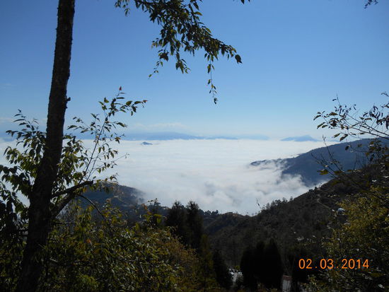 Während unserer Wanderung blieb die Wolke noch eine geraume Zeit im Tal hängen, ...