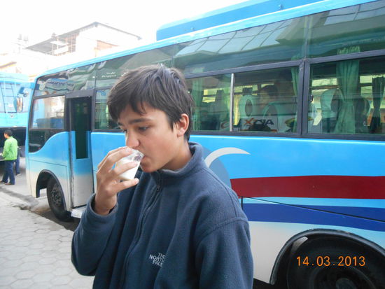 Letzter Morgen in Kathmandu - im Hintergrund unser Bus nach Pokhara