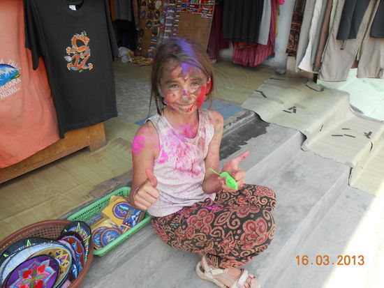 Auch Medea hat sich mit einer Wasserspritze ausgerüstet.