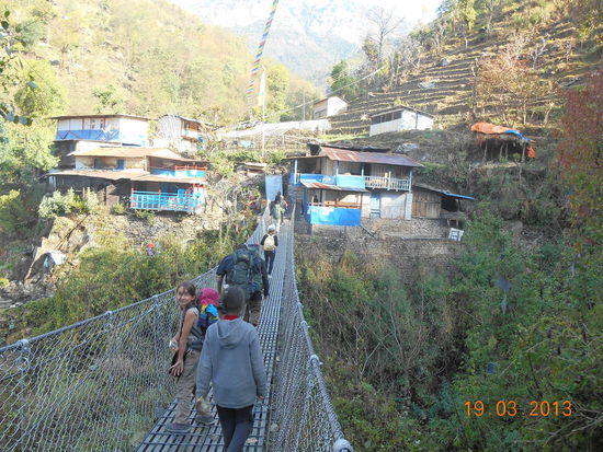 Nach dieser Brücke begannen die Treppenstufen.