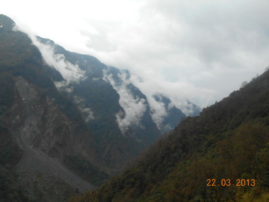 Naturschauspiel - Die Wolken kriechen in die Nischen.