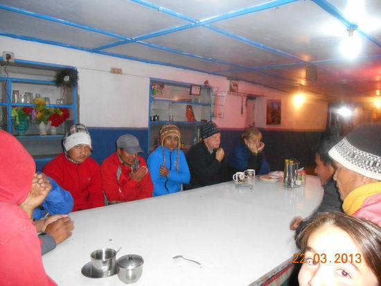 Noch bibberten alle am Tisch,  ...