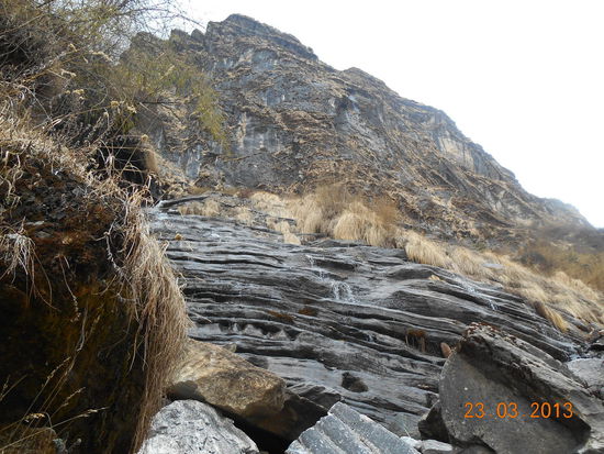Überall fliesst Wasser von den Bergen.