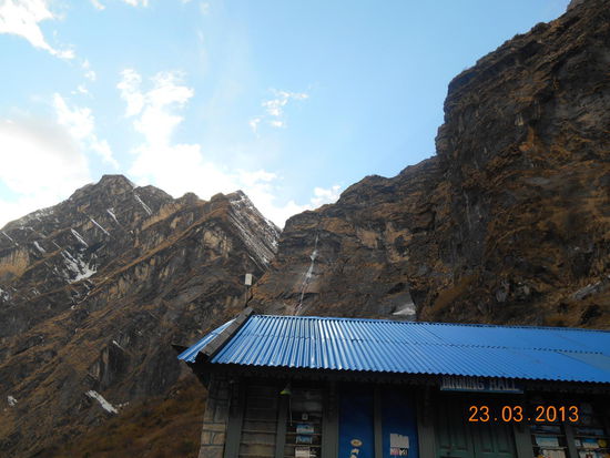 Rundherum wahnsinnig hohe Felsen