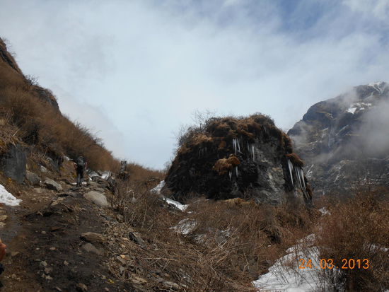 Felsen mit Eiszapfen säumten den Weg.