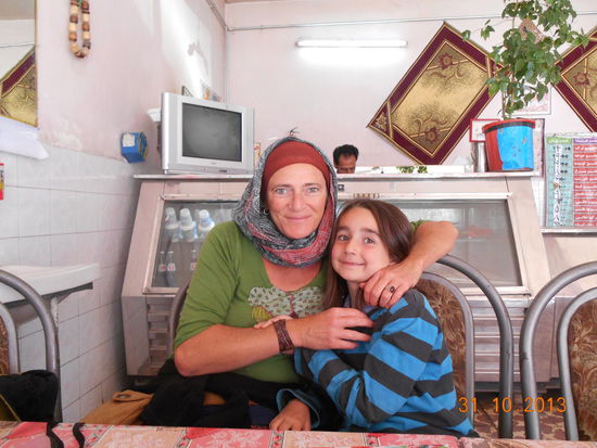 So sah ich nur am ersten Tag aus - mittlerweile etwas lockerer 
Hier haben wir am Busbahnhof in Maku das erste Mal etwas gegessen.