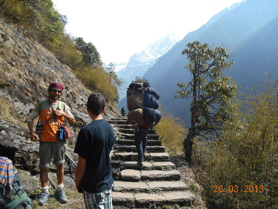 Der Nepalese trägt nicht nur einen Rucksack .