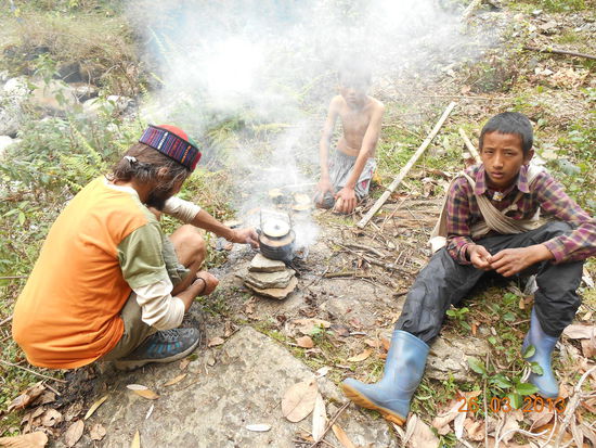 Ausgiebige Teepause - Die Jungs haben beim Feuerentfachen geholfen.