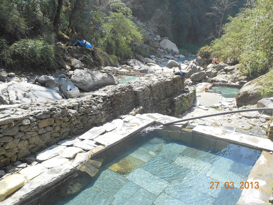 Es gibt drei Becken mit heissem Wasser und daneben fliesst der eiskalte Fluss - wer möchte, kann ständig von warm zu kalt wechseln .