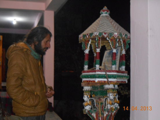 MANU heisst der Gott der Einheimischen, aber auch Shiva und Co. haben wie immer einen Ehrenplatz.