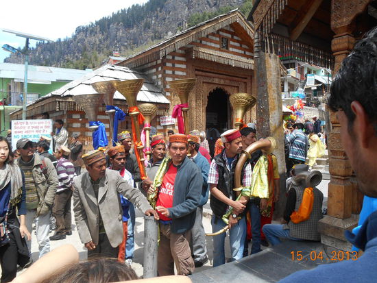 Festtag in Manali - Männer mit traditionellen Kopfbedeckungen und interessanten Instrumenten