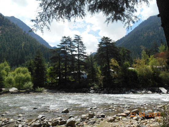 Kasol vom Fluss aus gesehen